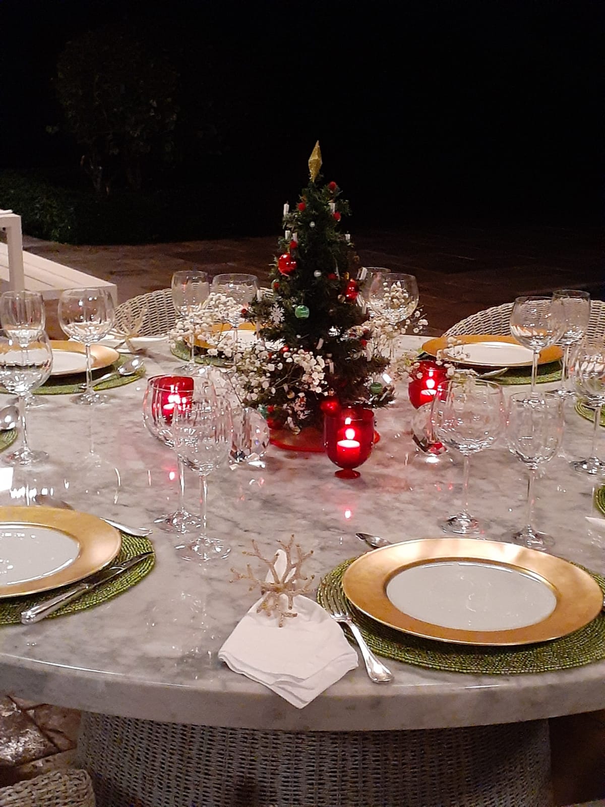 Christmas table decor, holiday table setting, festive table decor, Christmas centerpiece, holiday decorations, holiday entertaining, table design, holiday ambiance, Christmas dinner, festive atmosphere.